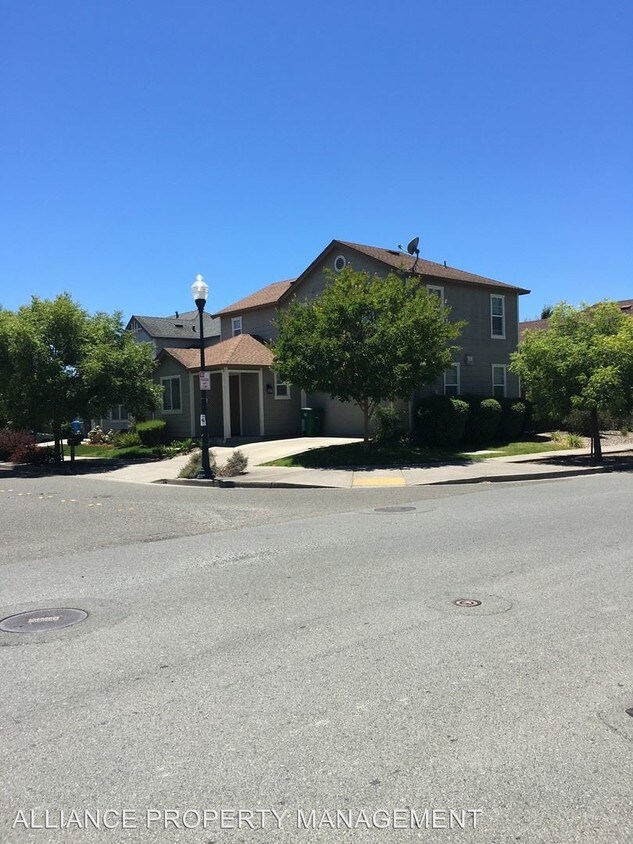 Building Photo - 3 br, 2.5 bath House - 2089 Pascal Street