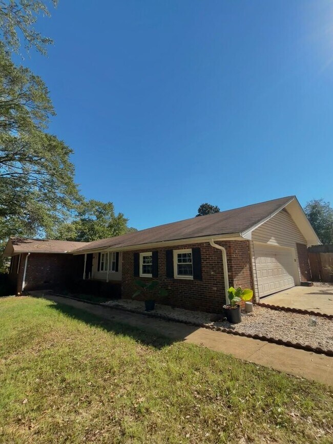 Building Photo - Spacious 3BR/2.5BA Ranch-Style Home with P...