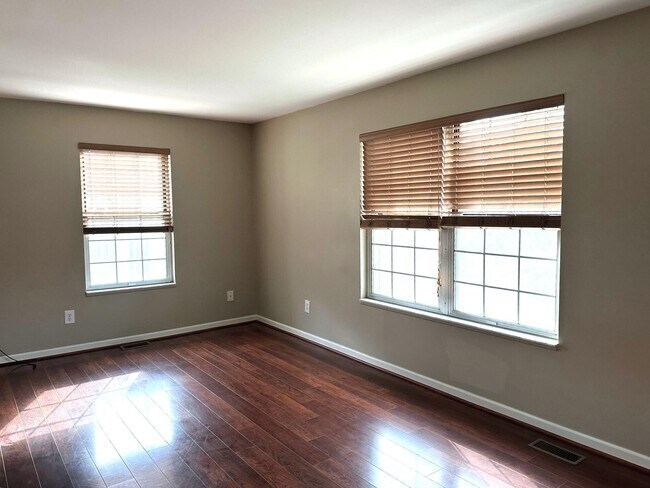 Foto del edificio - 3456 Burbank Dr