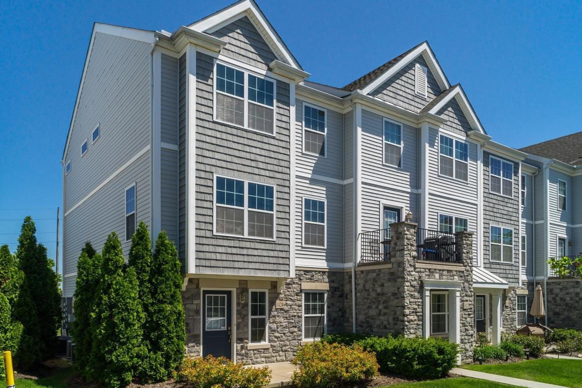 1424 Bloomington Blvd, Columbus, OH 43228 Townhome Rentals in