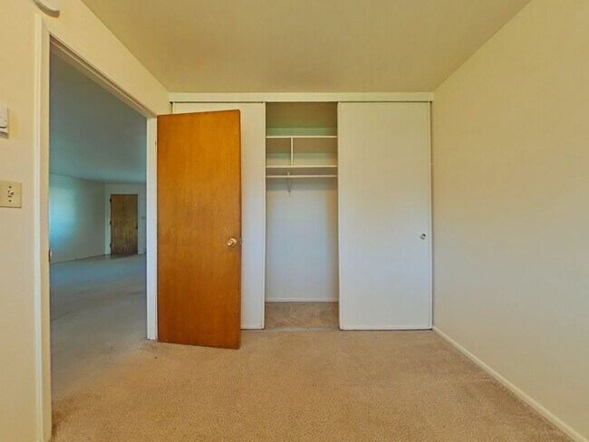 Building Photo - 2 Bedroom Apartment ~ Close to Campus ~ Sm...