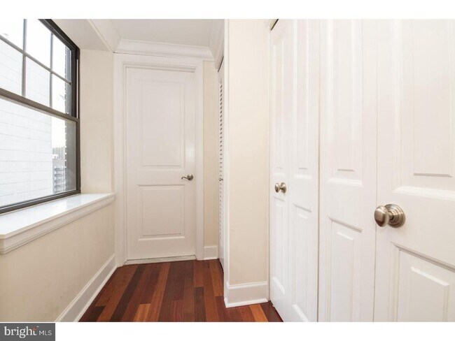 Building Photo - 1701 Locust St