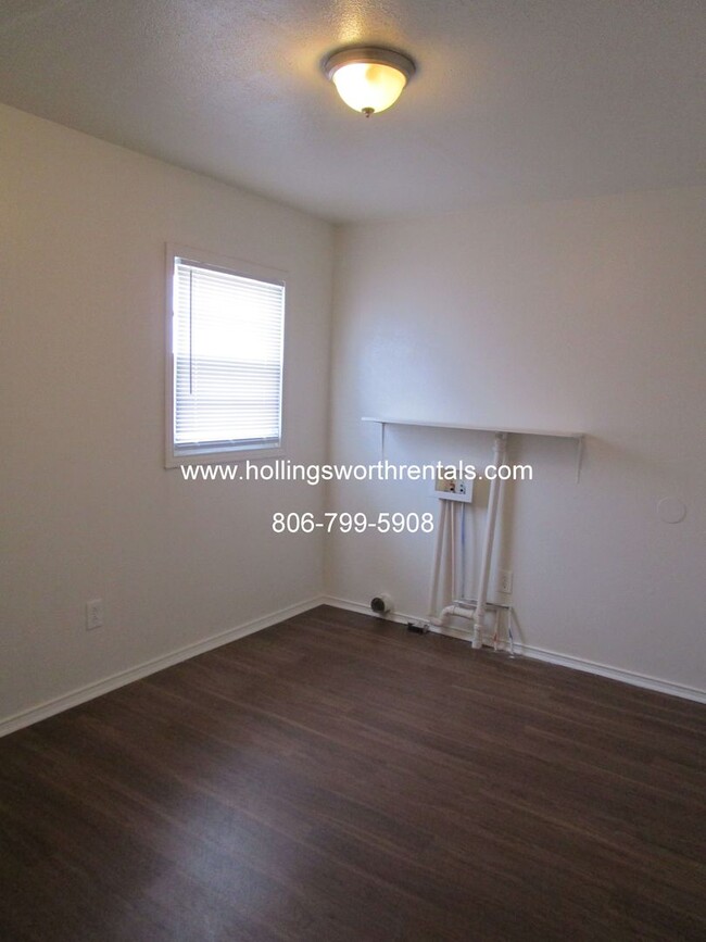 Foto del edificio - 3 Bedroom, 2 Baths, 2 living rooms with ex...