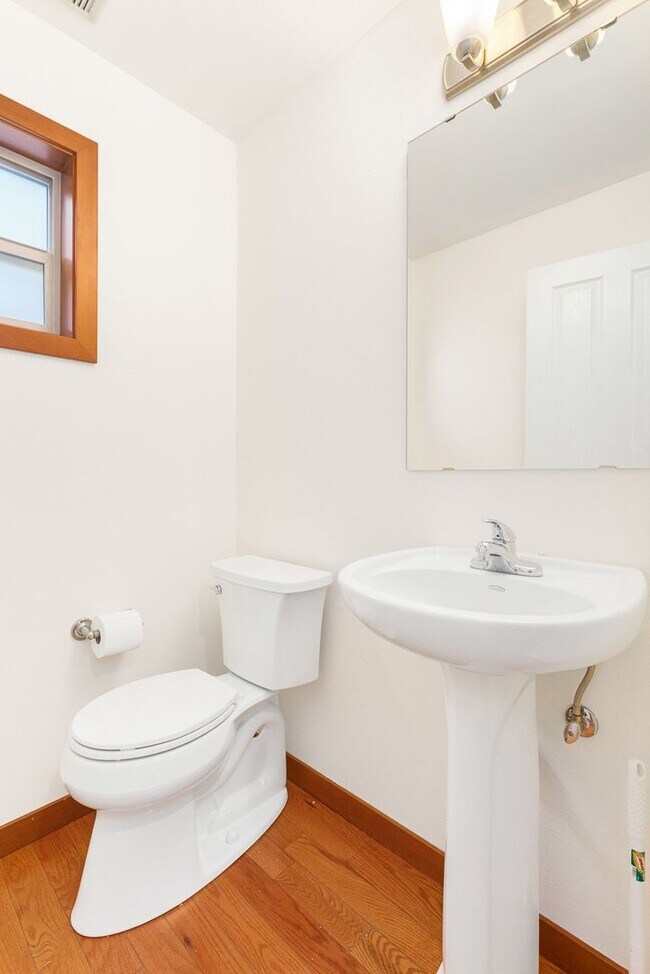Foto del edificio - South Seattle 2 Bedroom 1.5 Bath Townhouse - 1 Car Garage