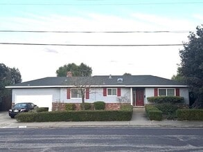 Building Photo - 4223 Ridge Dr