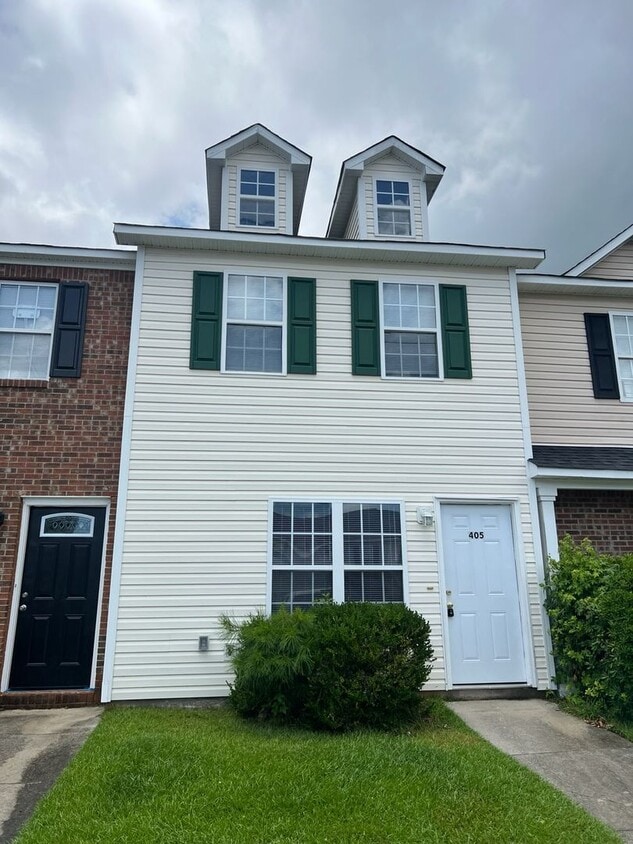 Primary Photo - Conveniently Located 2 Bedroom, 2.5 Bath T...