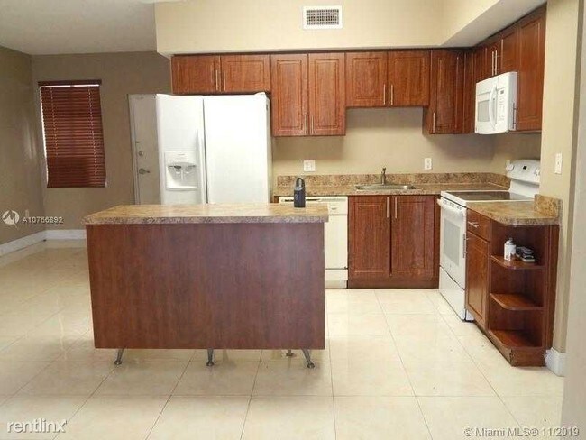 Building Photo - 3 br, 2 bath Apartment - 910 SW 129th Pl 102
