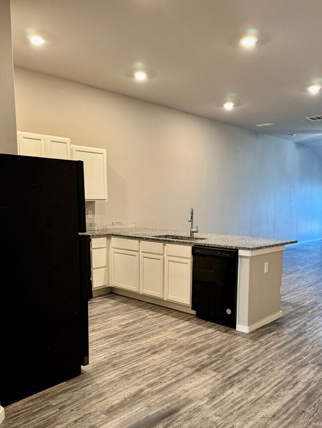 Building Photo - 2121 N Avenue J Ave