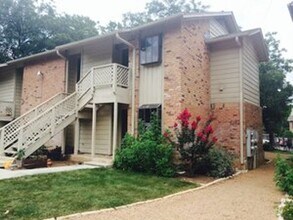 Building Photo - 421 W San Antonio St