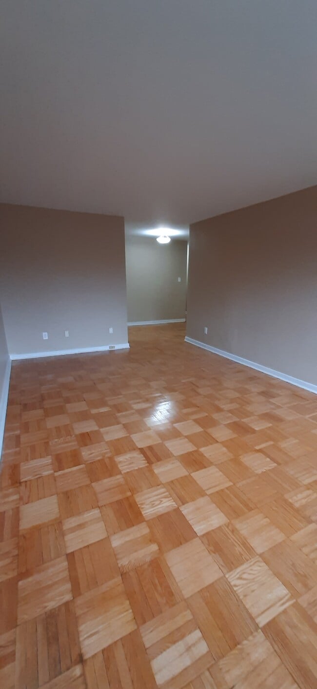 Photo du bâtiment - 240 Cosburn Ave