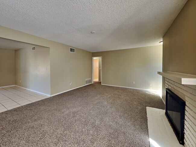 Foto del edificio - 3440 N Carnation Dr