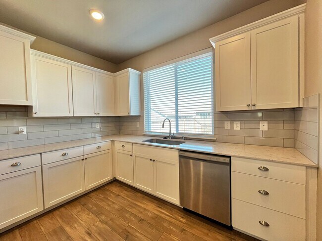 Foto del edificio - Expansive Baker Heights Home Close to Bases