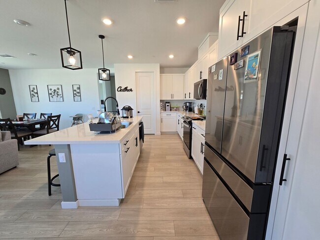 Foto del edificio - 3336 Emerald Ln