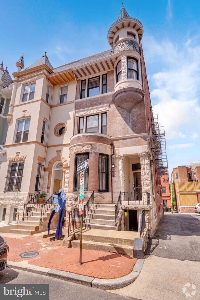 Building Photo - 1420 Hopkins St NW