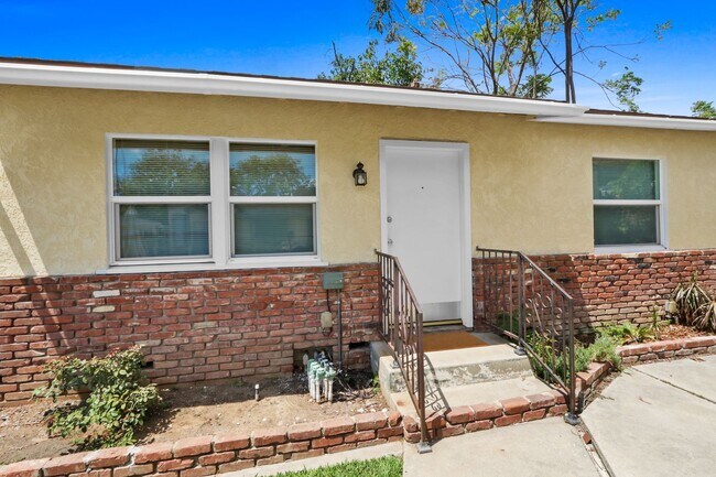 Building Photo - Rose Dr Duplex