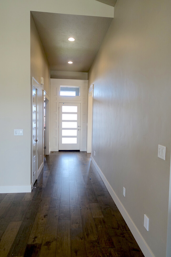 Building Photo - Newer 4-Bedroom Custom Home