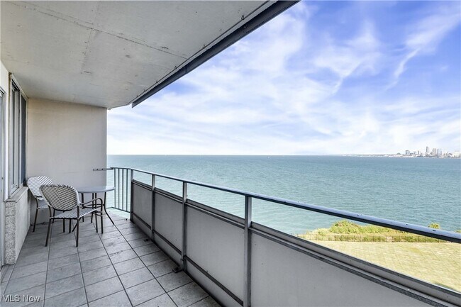 Foto del edificio - 12900 Lake Ave