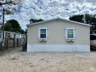 Building Photo - 945 Plantation Rd