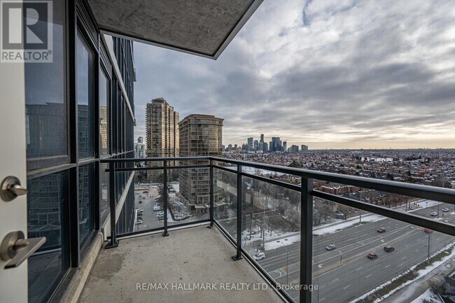 Photo du bâtiment - 75 Eglinton Ave W