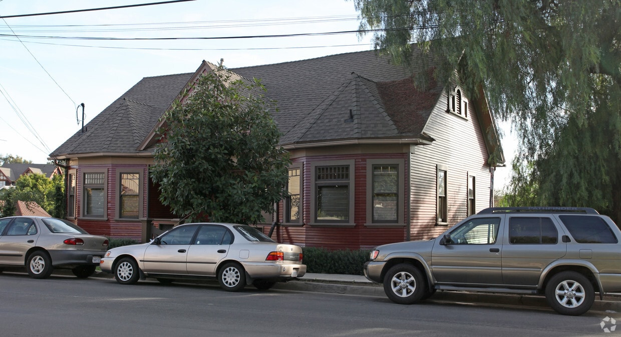 Primary Photo - 800-816 E Edgeware Rd