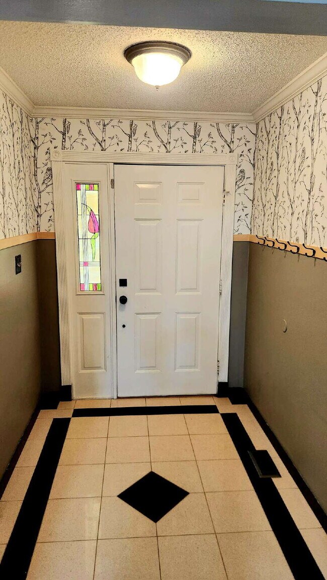 Foto del edificio - "Charming 3-Bed Oasis with 2.5 Baths on Carrington Court!"