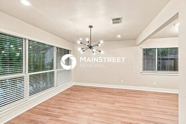 Foto del edificio - 4 Bedroom Pet-Friendly Home in Houston, TX with Main Street Renewal