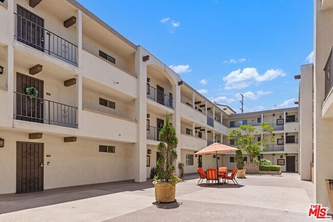 Foto del edificio - 12801 Moorpark St