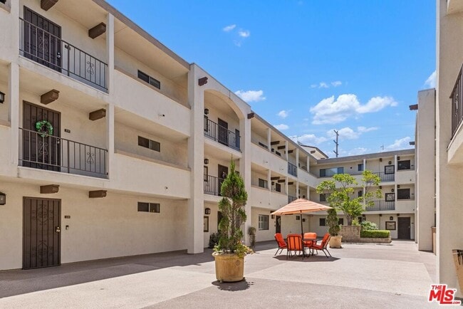 Building Photo - 12801 Moorpark St