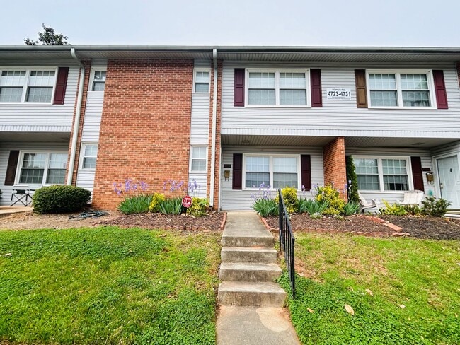 Building Photo - Charming 2 bedroom, 2.5 bathroom townhome in Greensboro w/2 master-suites/community pool