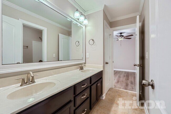 Foto del edificio - 1104 Brough Hall Dr