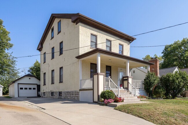 Building Photo - Large 4-bedroom 2-bath house in a great central location.