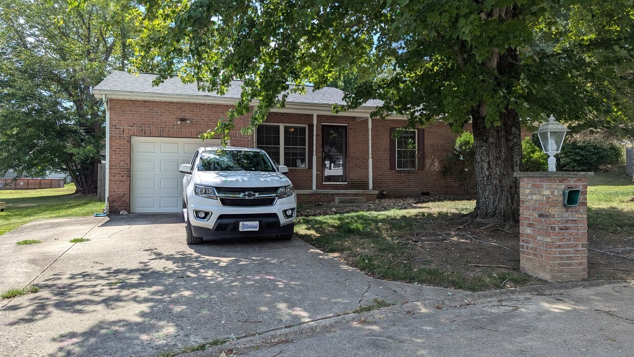 End of Cul-De-Sac 1 car garage 2 car driveway - 127 Hampton Ln