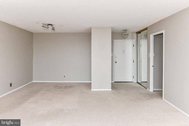 Building Photo - 205 Yoakum Pkwy