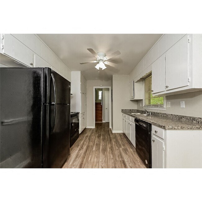 Building Photo - 7015 Knollwood Dr