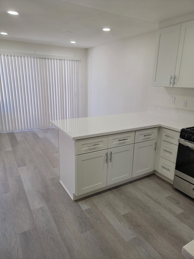 Kitchen Bar - 2655 Andover Ave