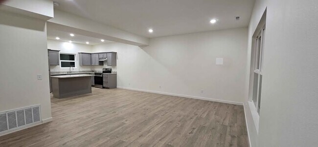 Foto del edificio - 1301 E 475th Rd
