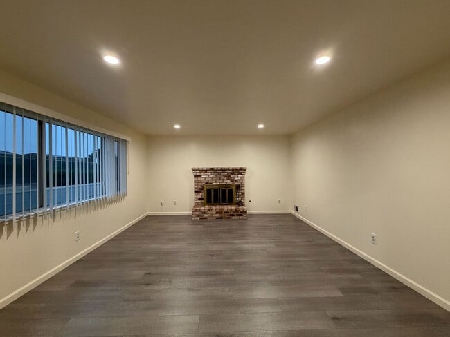 Foto del edificio - 745 Cedar Dr