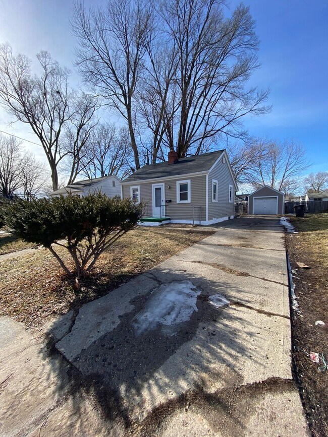 Building Photo - Cozy 1 Bedroom for Rent - Fenced in Yard a...