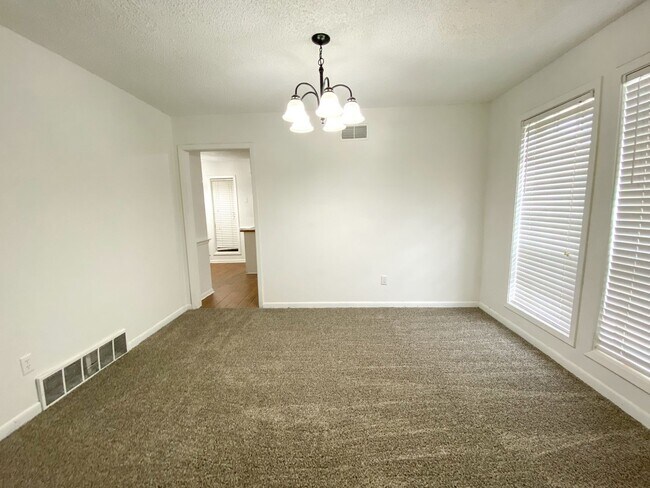 Building Photo - 5 Bedroom, 2 Bathroom Near Riverdale Rd an...