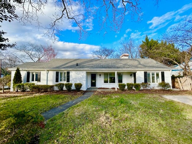 Foto del edificio - Beautiful and Bright living in Bethesda!