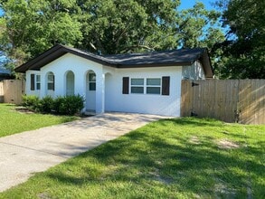 Building Photo - 206 Woodland Cir