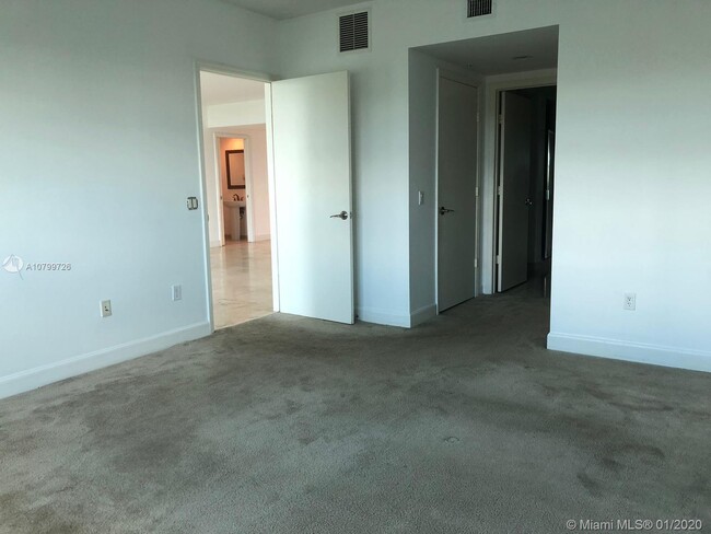 Building Photo - ONE FIFTY ONE AT BISCAYNE CONDO