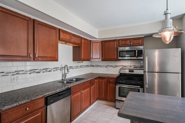 Building Photo - 130 Van Dam St