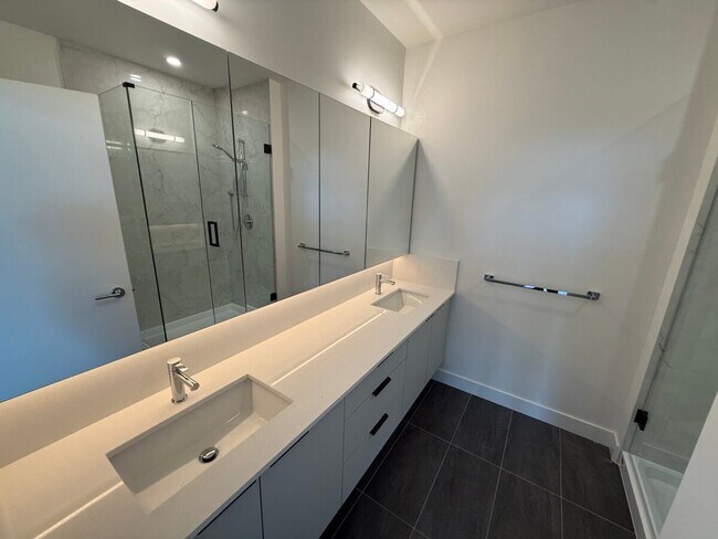 Photo du bâtiment - Beautiful Top Floor Corner Condo