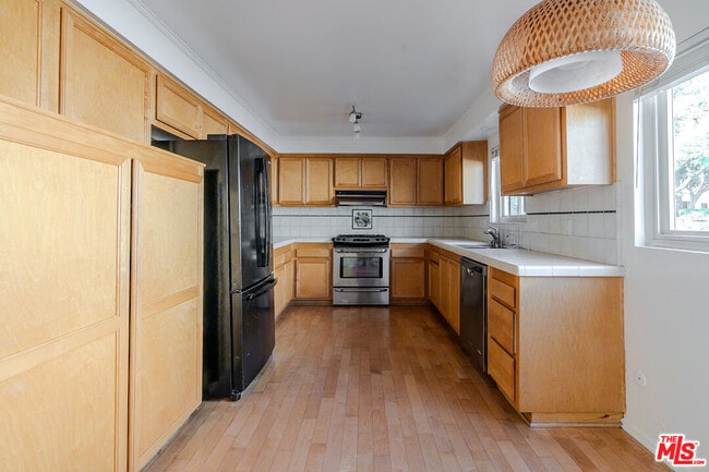 Building Photo - 11260 Overland Ave