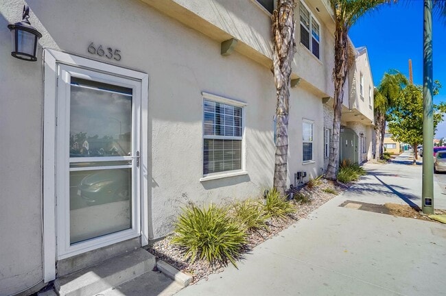 Interior Photo - 6627-6635 Crenshaw Blvd