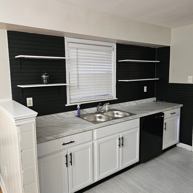 Building Photo - 4403 Estate Dr