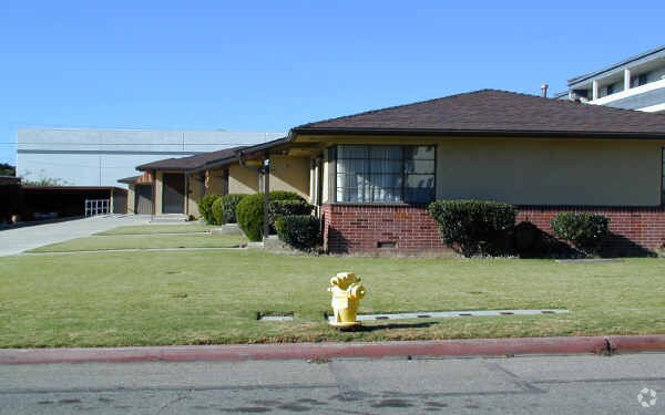 Building Photo - 41-47 College Dr