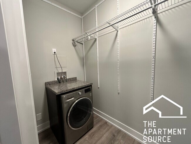 Building Photo - 711 W Brompton Ave