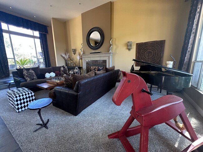 Foto del edificio - Hilltop Estate in Green Valley-Fully Furni...